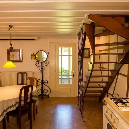 דירה Town Traditional House / Cozy Yard