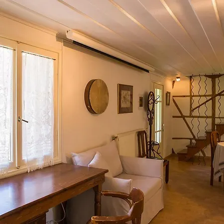 Town Traditional House / Cozy Yard *