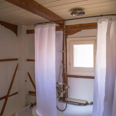 דירה Town Traditional House / Cozy Yard