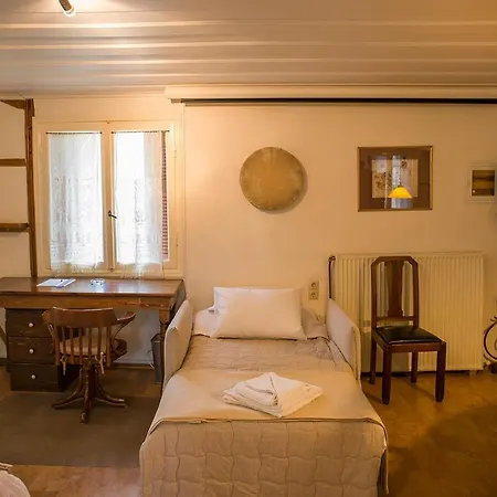 Town Traditional House / Cozy Yard Lägenhet Lefkáda